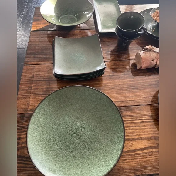 Late 20th Century Gabbay “Malachite” Green and White  Gabbay dinnerware display picture 1